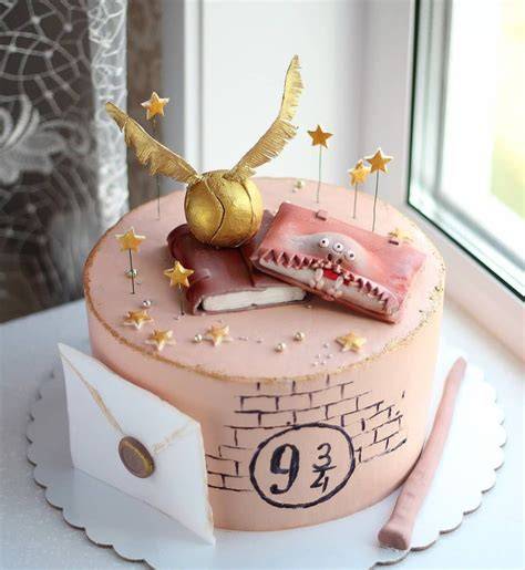 Harry Potter Torte mit Dekoration in Gryffindor-Farben