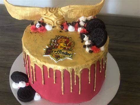 Harry Potter Torte mit Gryffindor-Farbenverlauf und Drip