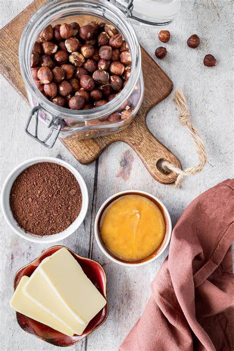 Haselnüsse, Milch und Kakao als Zutaten von Crème Noisette