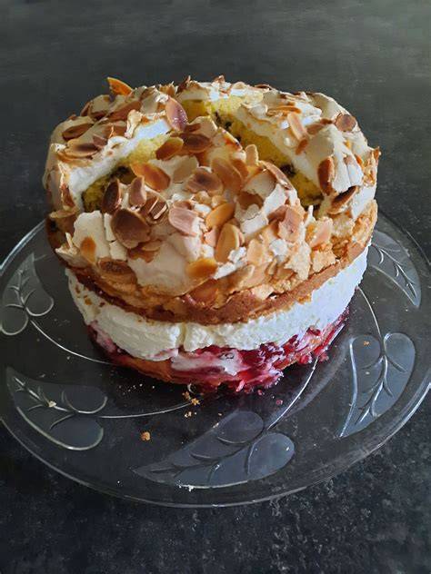 Haselnuss Baiser Torte auf Glasplatte serviert
