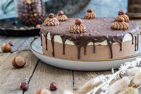 Haselnuss Mousse Schichten und Zusammensetzen der Torte