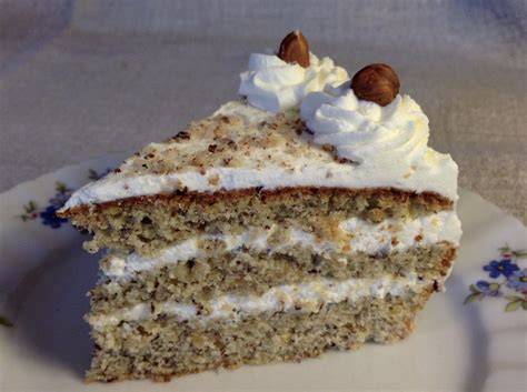 Haselnuss-Biskuit-Torte mit Sahne