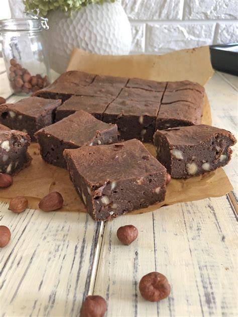 Haselnuss-Brownies auf Serviertablett