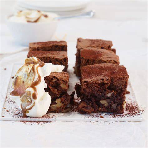 Haselnuss-Brownies mit karamellisierten Nüssen und Schokolade