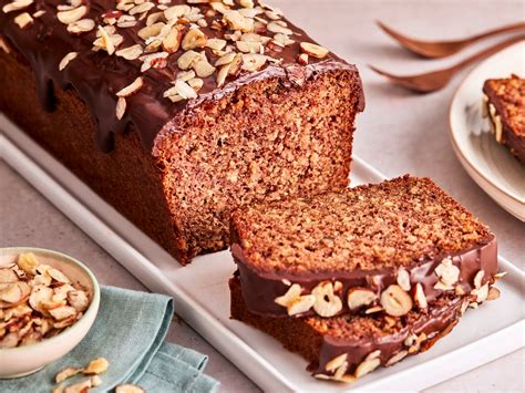 Haselnuss-Nougat-Kuchen im Anschnitt, angerichtet auf einer Kuchenplatte