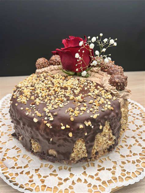 Haselnuss-Schoko-Biskuit auf Tortenplatte mit Ferrero Rocher und Blaubeeren