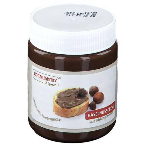 Haselnusscreme auf Brot mit frischem Obst