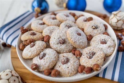 Haselnusskekse auf Adventsteller