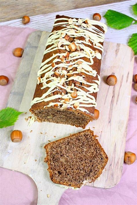 Haselnusskuchen aufgeschnitten mit Glasur