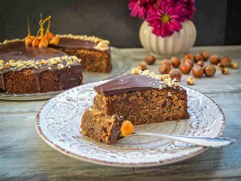Haselnusskuchen mit Schokoladenglasur und Toppings