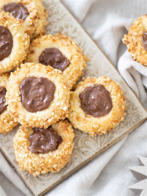 Haselnussplätzchen mit Mulde und Nuss-Nougat-Füllung
