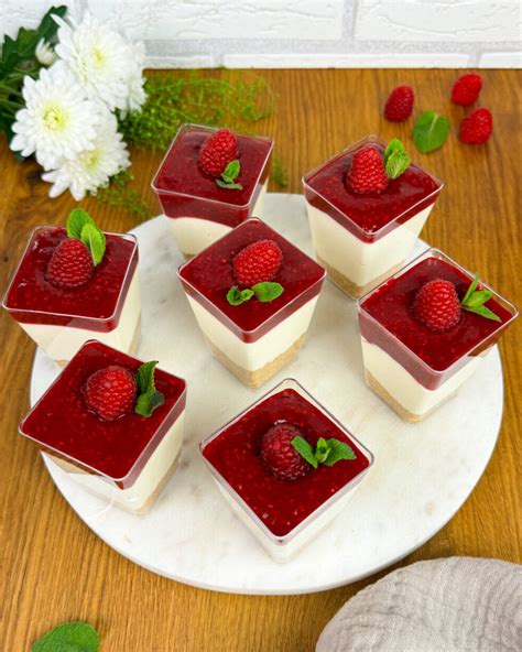 Haselnusspudding als Dessert, dekorativ angerichtet