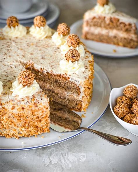 Haselnusstorte mit Sahnetupfen und Giotto-Kugeln