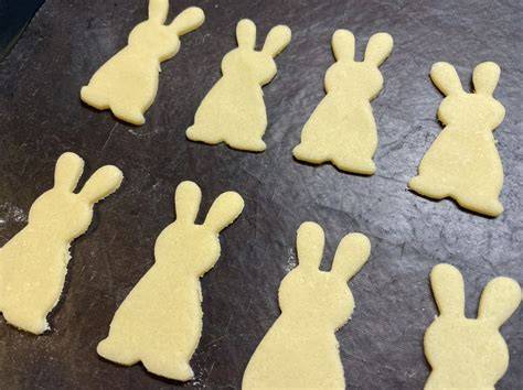 Hasenkekse auf Backblech: Ausstechformen, Teig und bunte Glasuren
