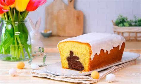 Hasenkuchen auf Osterkaffeetafel, angeschnitten mit erkennbarer Hasenform innen