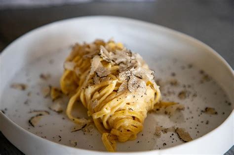 Hauchdünn gehobelte Alba-Trüffel über Pasta