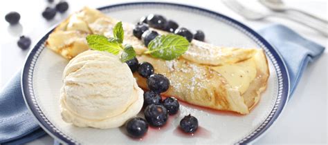 Hauchdünne Crêpes mit Vanilleeis und Früchten