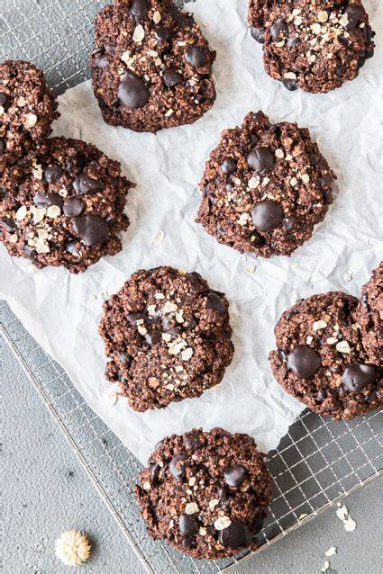 Haufen von fertigen No‑Bake Schoko‑Hafer Cookies auf Backpapier