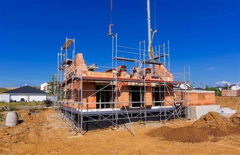 Haus in Bauphase mit gestützten Wänden