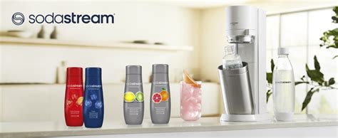 Hausgebrauch von SodaStream mit Sirup, Dosierkappe und Sprudelwasser