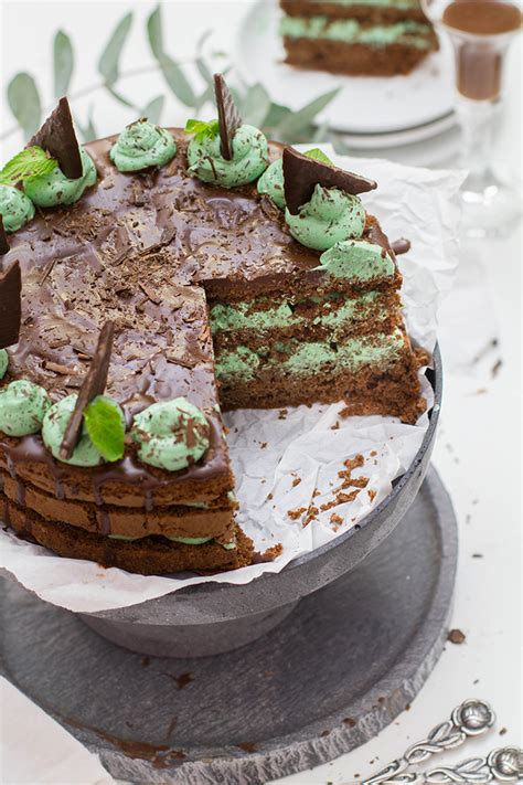 Hausgemachte After Eight Minz-Schokoladentäfelchen auf einer Platte angerichtet