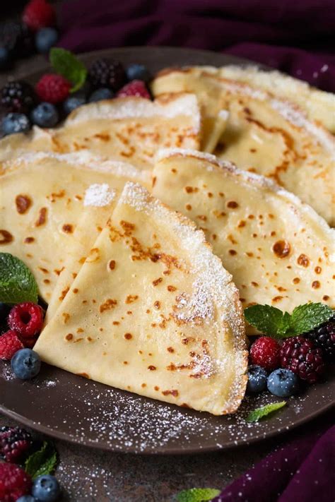 Hausgemachte Crêpes mit verschiedenen Toppings