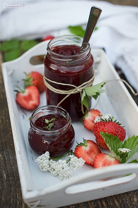 Hausgemachte Erdbeer-Marmelade im Glas mit Erdbeeren und Vanilleschote