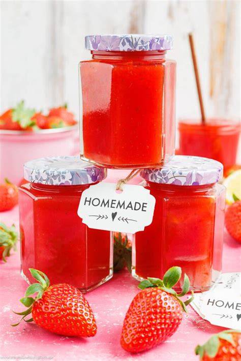 Hausgemachte Erdbeermarmelade mit unterschiedlichen Sorten - Gläser mit Namensetiketten