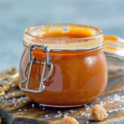 Hausgemachte Karamellsauce in kleiner Schale