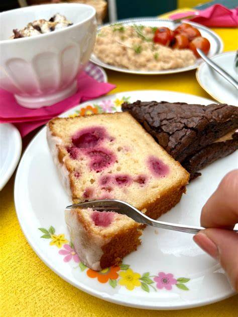 Hausgemachte Kuchen und Getränke im Fett und Zucker