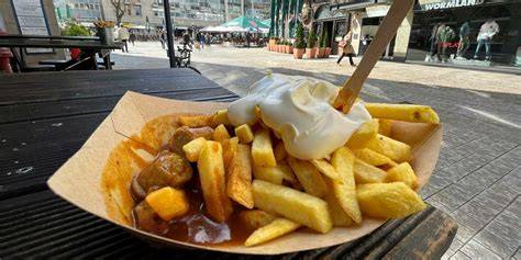 Hausgemachte Kuchen und Pommes mit Soßen im Straßenverkauf