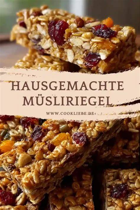 Hausgemachte Müsliriegel aufgeschnitten auf Backpapier