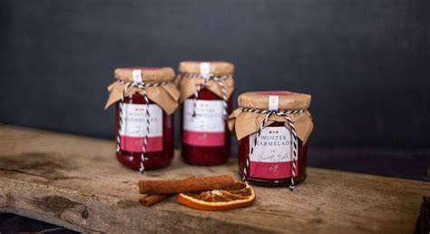 Hausgemachte Marmelade als persönliches Geschenk in dekorativen Gläsern