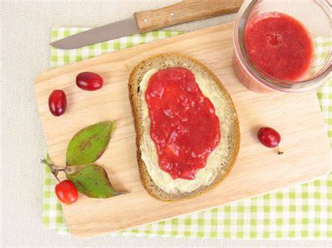 Hausgemachte Marmelade auf Brot, Frühstücksszene