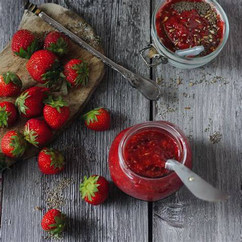 Hausgemachte Marmelade auf dem Frühstückstisch