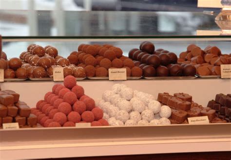Hausgemachte Pralinen Auswahl in einer Vitrine