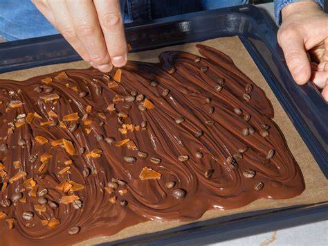 Hausgemachte Schokolade auf einem Backblech verteilt