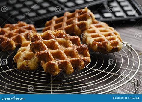 Hausgemachte Waffeln auf einem Kuchengitter