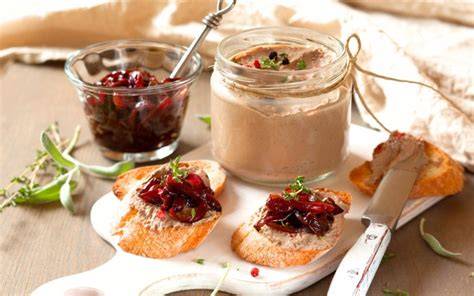 Hausgemachte rote Zwiebelmarmelade auf geröstetem Brot