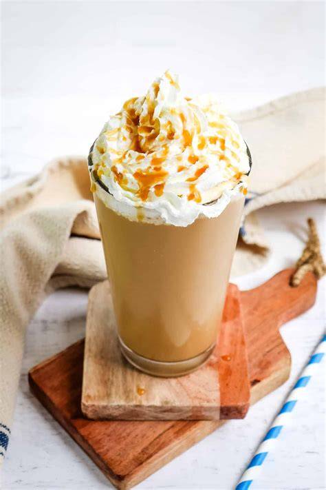 Hausgemachter Caramel Frappuccino mit Schlagsahne