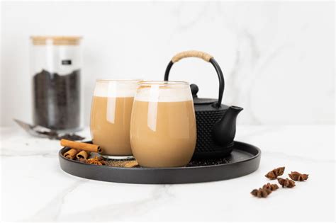 Hausgemachter Chai Latte mit pflanzlicher Milch