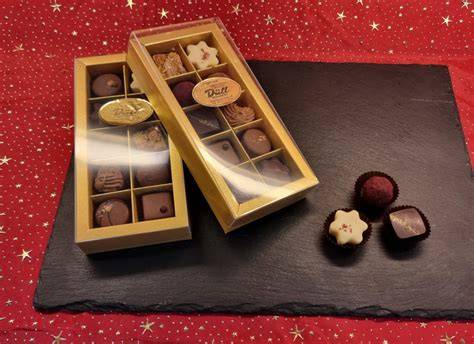 Hausgemachter Champagner-Trüffel-Likör und Trüffel-Pralinen in Geschenkverpackung