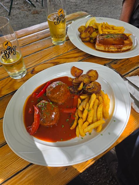 Hausgemachter Curry-Ketchup, dazu Pommes und Gemüse