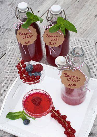 Hausgemachter Likör aus Marmelade in dekorativen Flaschen, Zutaten und Utensilien