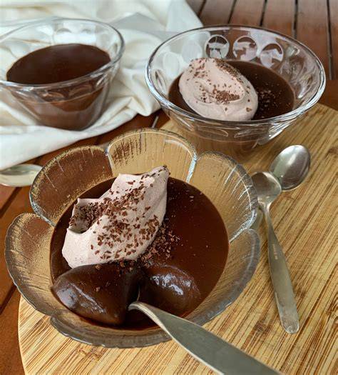 Hausgemachter Pudding, angerührt mit Speisestärke, Zutaten und verschiedene Puddingvarianten