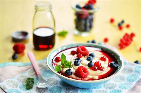 Hausgemachter Vanillepudding im Dessertglas, mit Früchten dekoriert