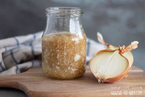 Hausgemachter Zwiebelsaft im Glas
