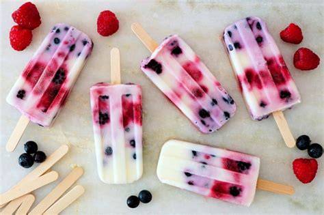 Hausgemachtes, zuckerfreies Stieleis aus Joghurt und Beeren