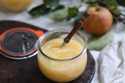 Hausgemachtes Apfelmus als kleines Geschenk, dekoriertes Glas mit Etikett