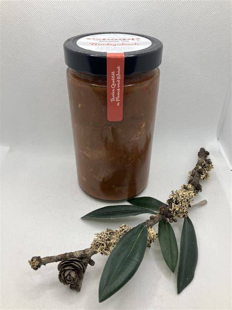 Hausgemachtes Maroneneis im Glas mit Baiserstücken
